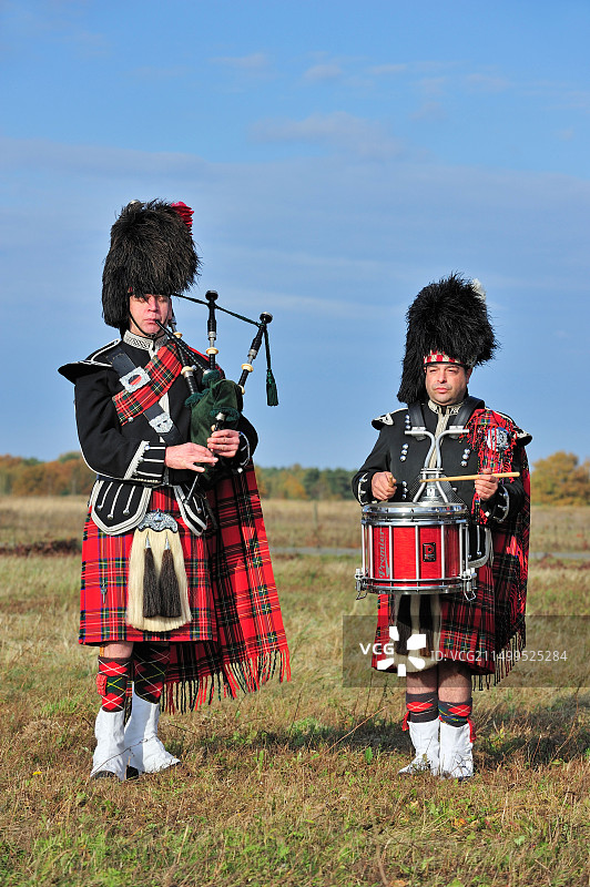 在苏格兰高地演奏风笛的苏格兰风笛手图片素材