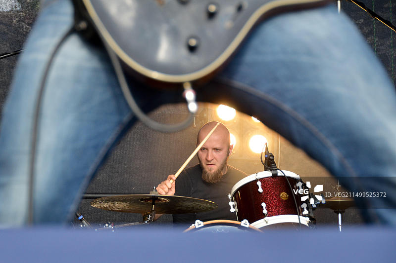 波兰博尔库夫 - 7月23日：Janusz "Malina" Malinowski在2011年7月23日的城堡派对音乐节上与Hetane乐队合作演出图片素材