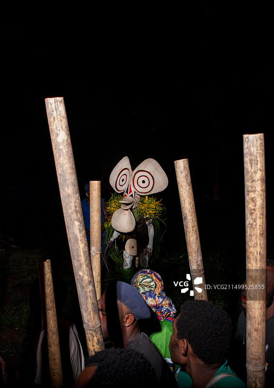 巴布亚新几内亚拉包尔，拜宁火焰巨人面具舞图片素材