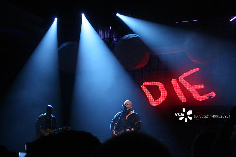 The Pixies乐队在好莱坞 Palladium 剧院演出，《Doolittle》巡演，歌词投射在他们身后图片素材