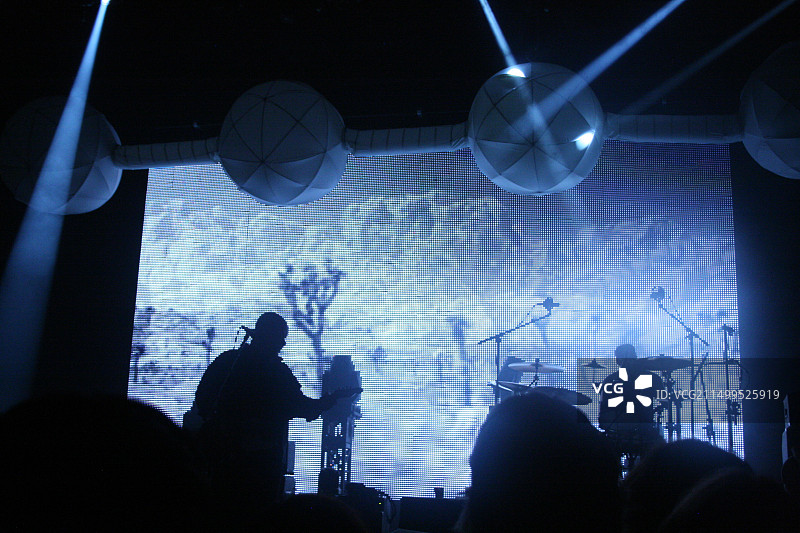 小妖精乐队在好莱坞钯金剧院的演唱会，Doolittle巡演，背后投射黑白电影图片素材