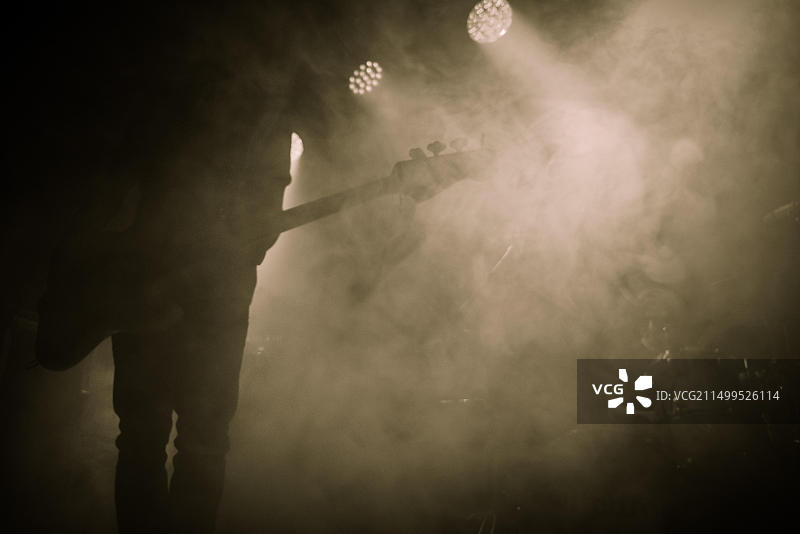 Switchfoot乐队在爱丁堡Liquid Rooms的2015年贝斯剪影表演图片素材