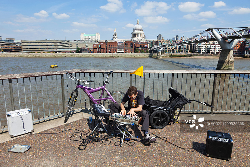 英国伦敦南华克街头音乐家图片素材