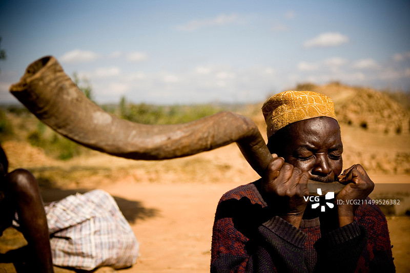 在马拉维村庄演奏的传统民间乐师图片素材