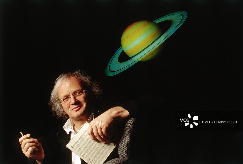 维尔弗里德·希勒，德国音乐家/艺术家，作曲家，手持音乐笔记本，慕尼黑天文馆，1996年图片素材