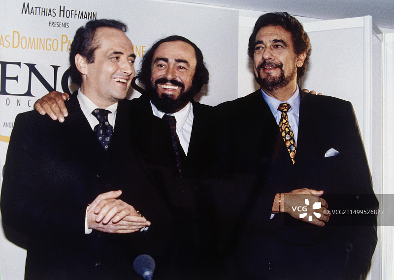 卢西亚诺·帕瓦罗蒂，意大利音乐家/艺术家、歌唱家（男高音），半身像，与何塞·卡雷拉斯和多明戈在慕尼黑宣布即将举行的三大男高音巡回演出，1995年10月11日图片素材