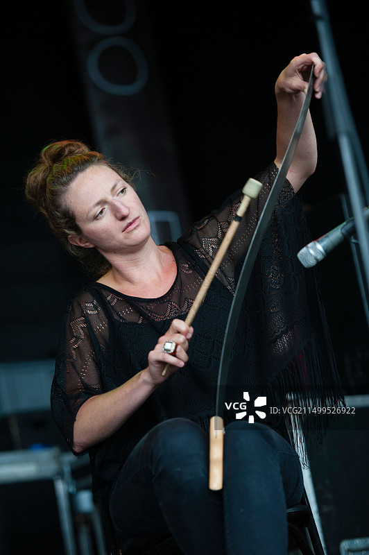女子在2013年威尔士国家音乐节上演奏音乐锯图片素材