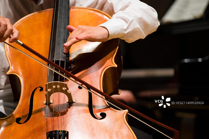 音乐教育：年轻音乐家在阿伯里斯特威斯音乐节的音乐工作室课程中演奏大提琴（2017年7月）图片素材