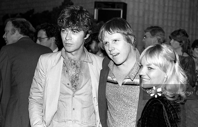 音乐家罗比·罗伯逊与演员加里·布塞在好莱坞电影《克莱默夫妇》首映式上，1979年图片素材