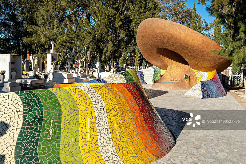 墨西哥多洛雷斯·伊达尔戈市何塞·阿尔弗雷多·希梅内斯陵墓，造型为墨西哥传统帽子和披肩图片素材