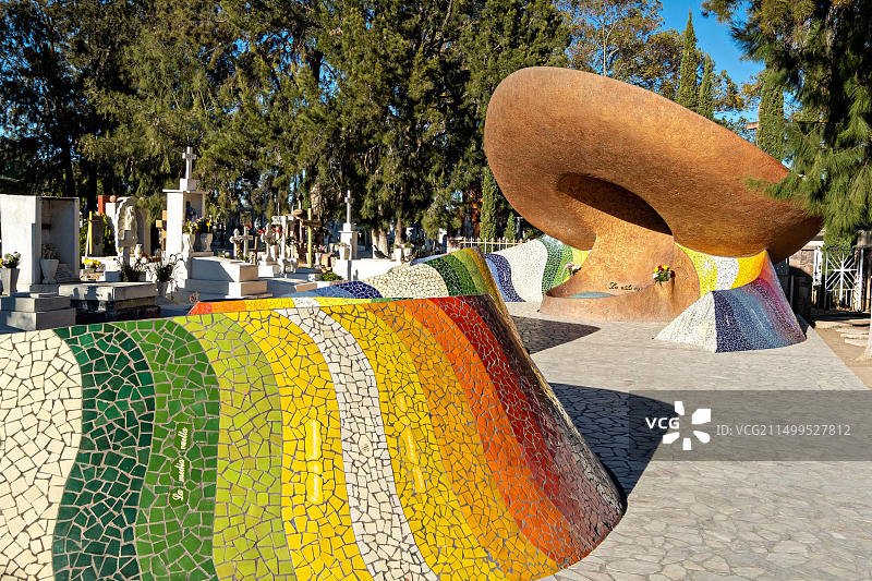 墨西哥多洛雷斯·伊达尔戈市何塞·阿尔弗雷多·希梅内斯陵墓，造型为墨西哥传统帽子和披肩图片素材
