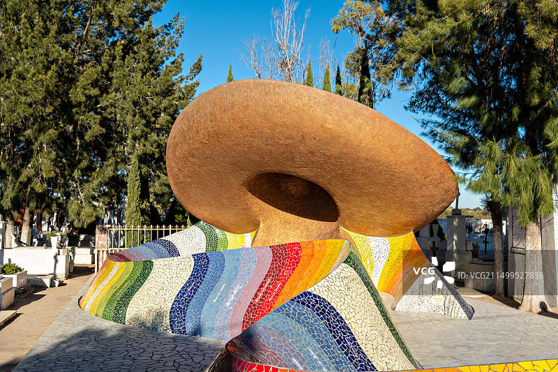 墨西哥多洛雷斯·伊达尔戈市何塞·阿尔弗雷多·希梅内斯陵墓，造型为墨西哥传统帽子和披肩图片素材