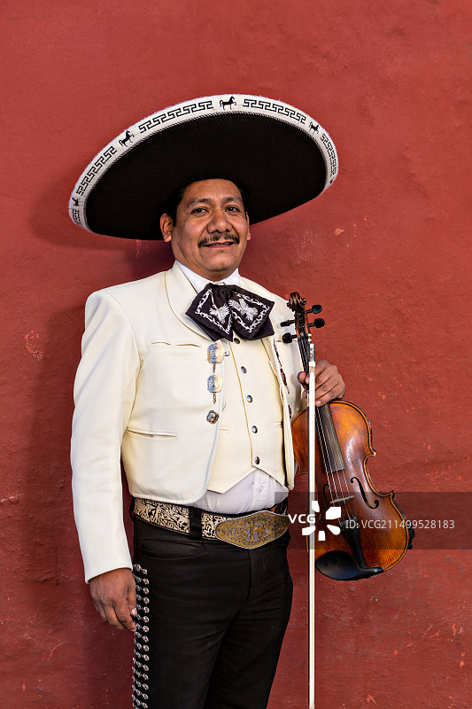 2013年11月5日，在墨西哥瓦哈卡，一位身着传统查罗服装的墨西哥流浪乐队成员图片素材