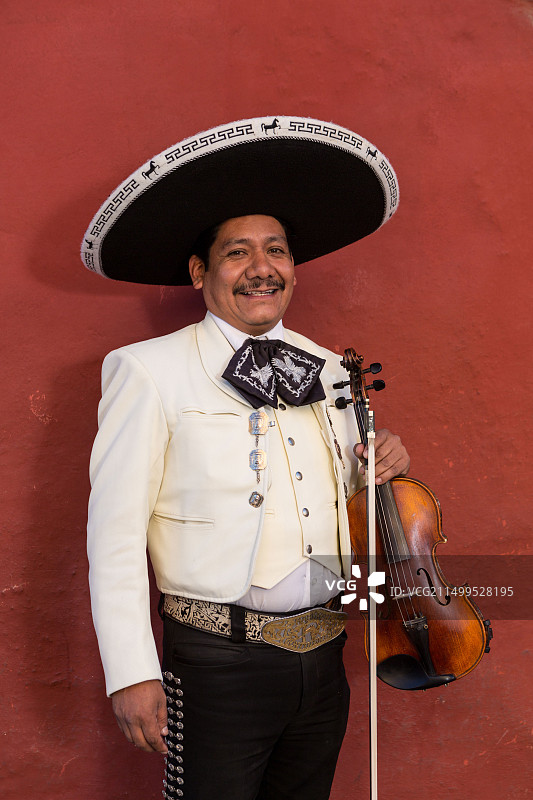 2013年11月5日，在墨西哥瓦哈卡，一位身着传统查罗服装的墨西哥流浪乐队成员图片素材