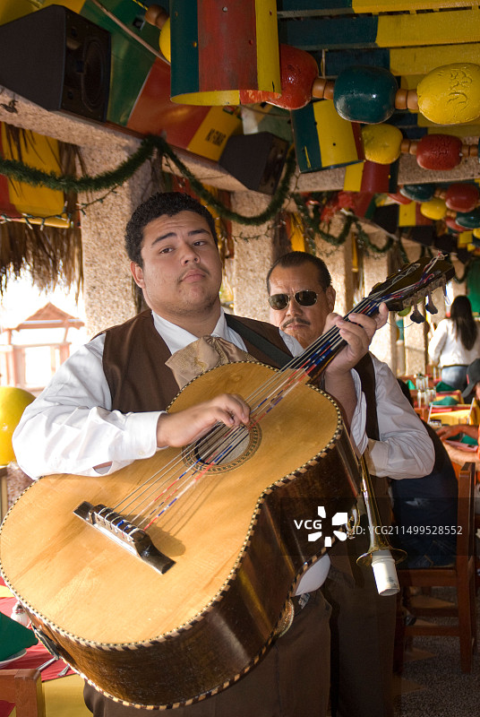 在墨西哥马萨特兰海滨餐厅演奏的吉他手图片素材