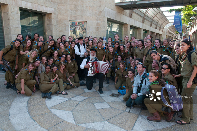 在耶路撒冷参观期间，一群女兵在克莱兹默音乐家伴奏下跳舞图片素材