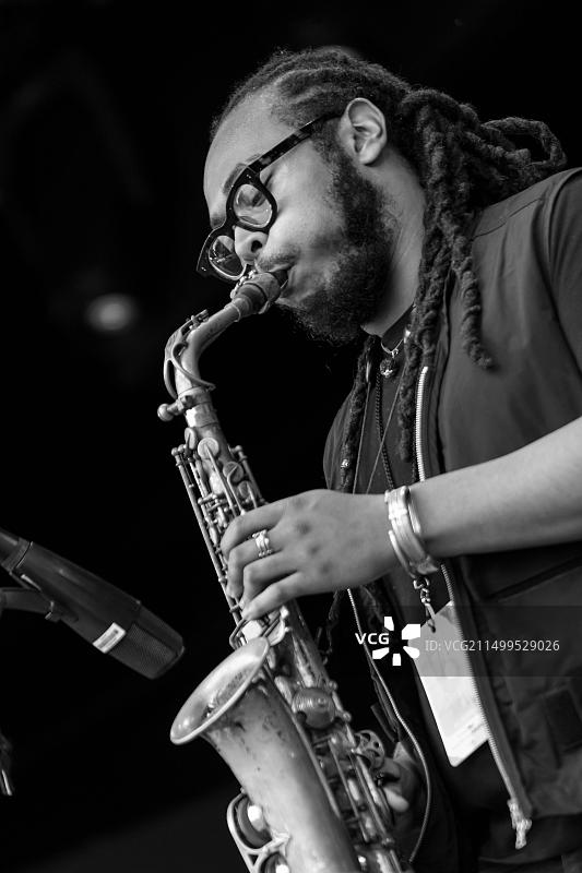 伊曼纽尔·威尔金斯在2021年蒙特雷爵士音乐节上为杰拉尔德·克莱顿演奏萨克斯图片素材