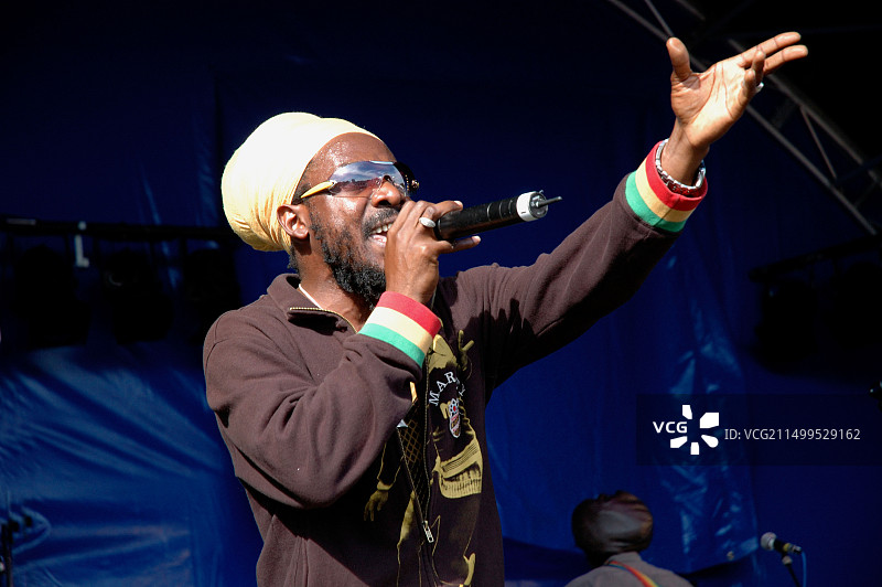 拉斯塔法里音乐家在伦敦布罗克韦尔公园兰贝斯乡村集市演奏雷鬼音乐会图片素材