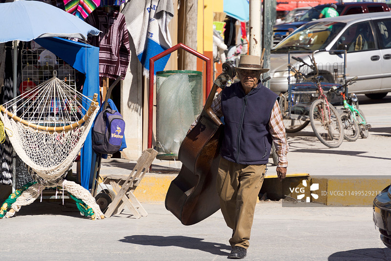 墨西哥新普罗格雷索街头携带低音提琴的老绅士图片素材