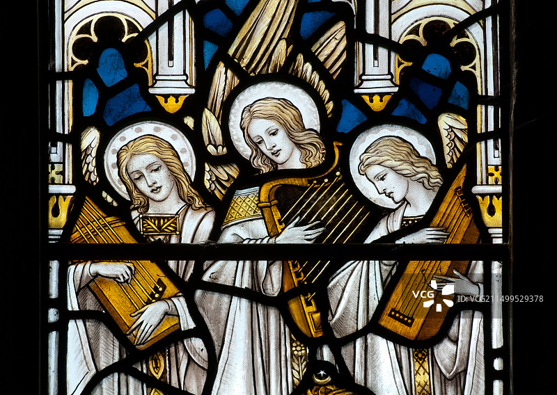 圣劳伦斯教堂的彩色玻璃天使音乐家，英国格洛斯特郡图片素材