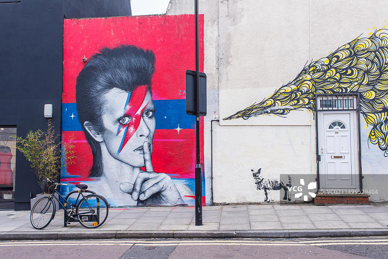 英国东伦敦百老汇市场附近的阿达大街上，大卫·鲍伊的街头涂鸦壁画图片素材