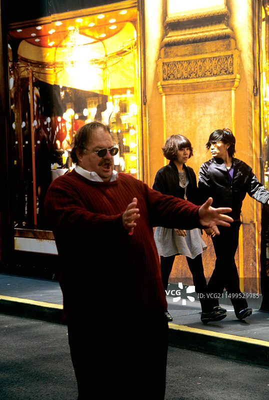 在旧金山格兰特街上演唱歌剧咏叹调的街头表演者图片素材