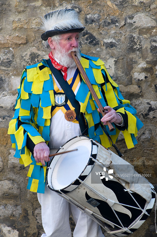 在牛津民俗节上，男子吹奏短笛和塔博鼓伴奏莫里斯舞图片素材