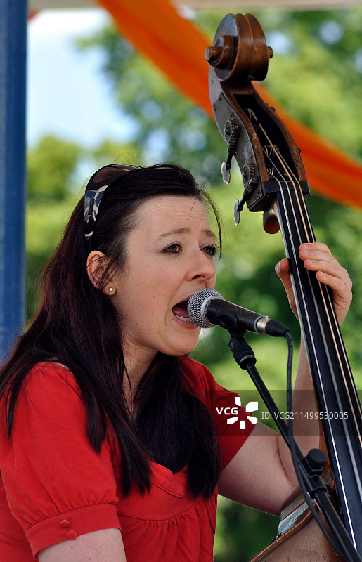 在英国莱明顿和平节上唱歌和演奏低音提琴的女人图片素材
