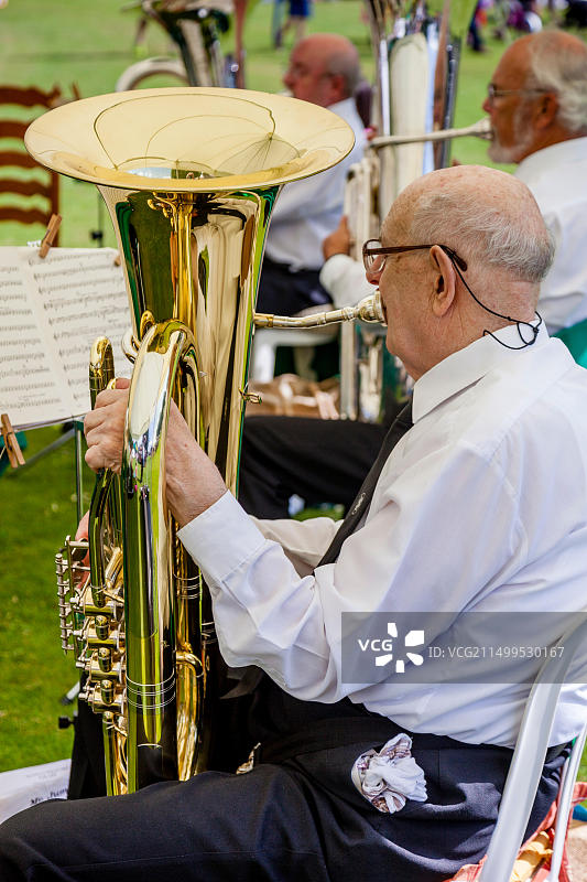 林菲尔德银乐队在英国苏塞克斯郡威瑟姆村年度游园会上表演图片素材