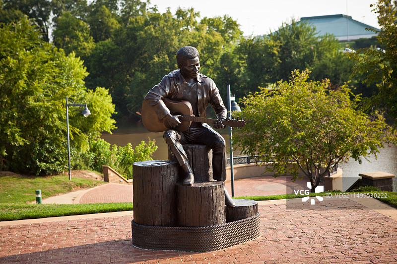 美国灵魂乐歌手奥蒂斯·雷丁雕像，位于佐治亚州梅肯市图片素材