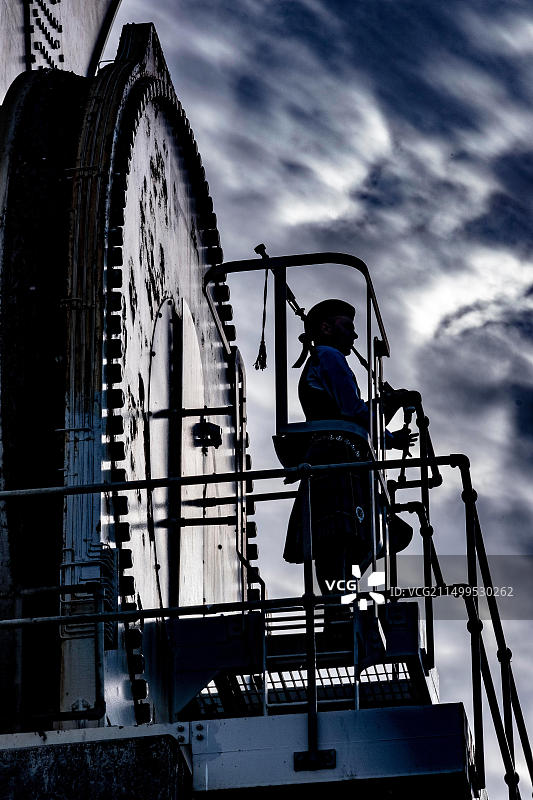 在日落时分于屋顶演奏风笛的风笛手图片素材