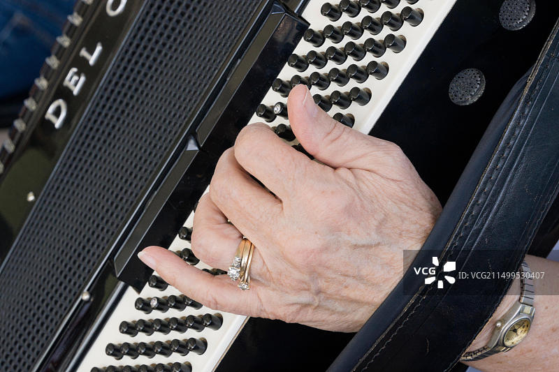 老年妇女演奏手风琴的左手细节图片素材