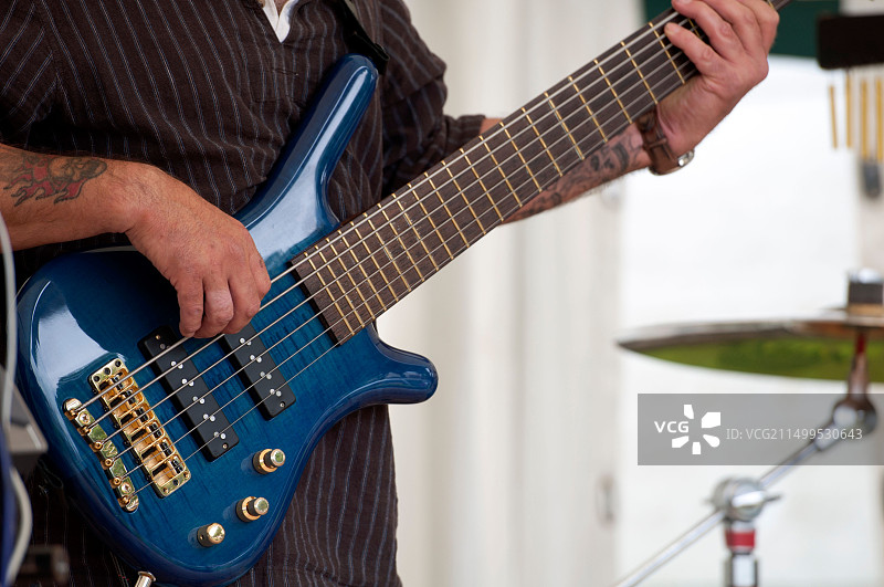 在英国沃里克郡利明顿和平节上，乐队中的六弦贝斯吉他手图片素材