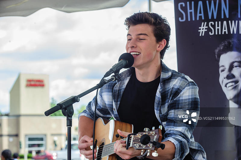 加拿大多伦多：加拿大青少年音乐家Shawn Mendes在多伦多士嘉堡郊区为粉丝献唱图片素材