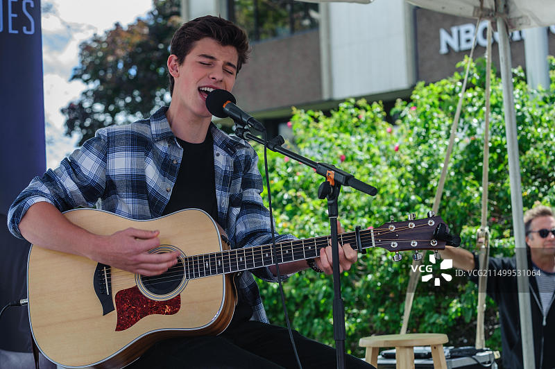 加拿大多伦多：加拿大青少年音乐家Shawn Mendes在多伦多士嘉堡郊区为粉丝献唱图片素材