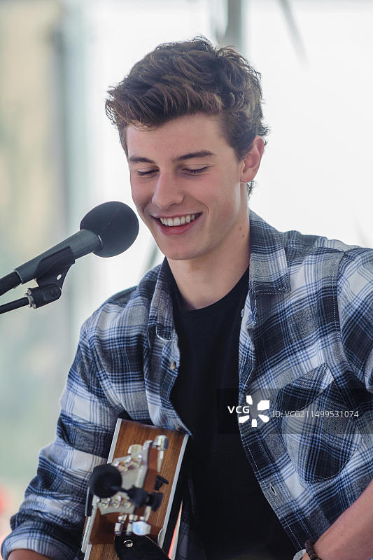 加拿大多伦多：加拿大青少年音乐家Shawn Mendes在多伦多士嘉堡郊区为粉丝献唱图片素材