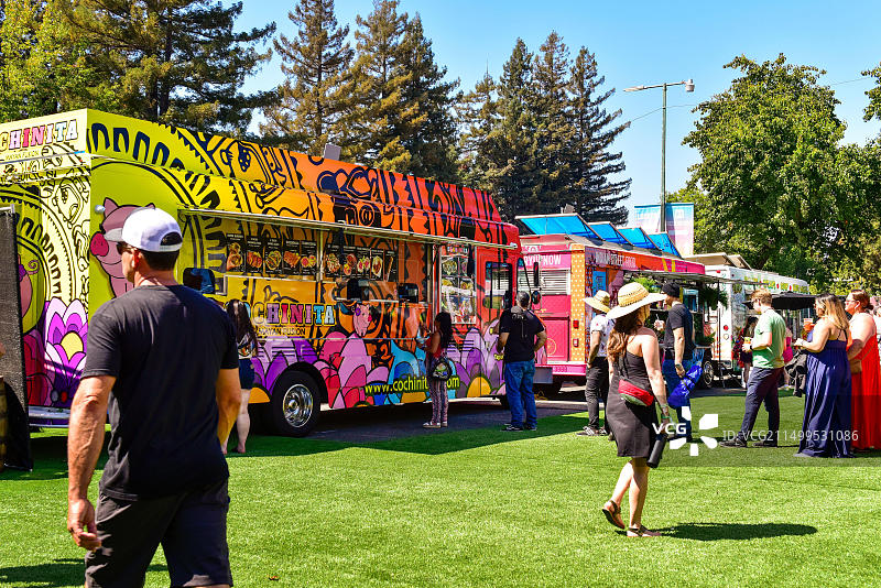加利福尼亚州纳帕瓶颈摇滚音乐节上的餐车图片素材