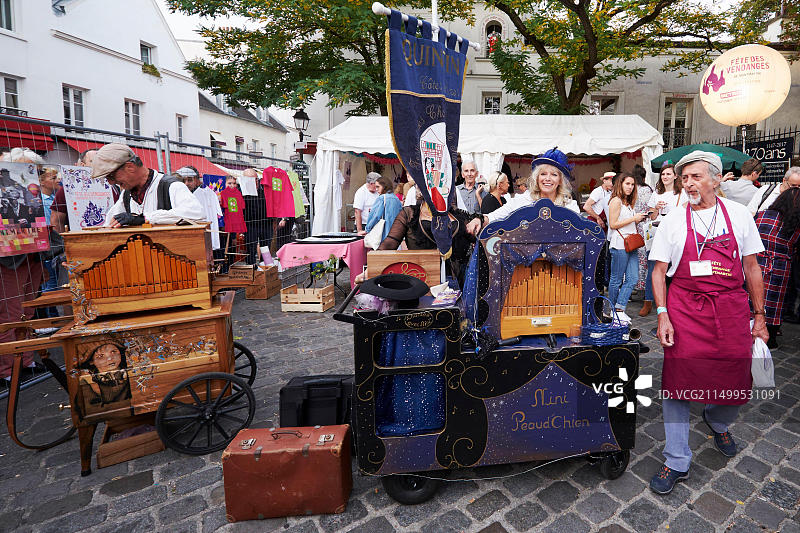 法国巴黎，蒙马特，葡萄收获节期间的街头歌手图片素材