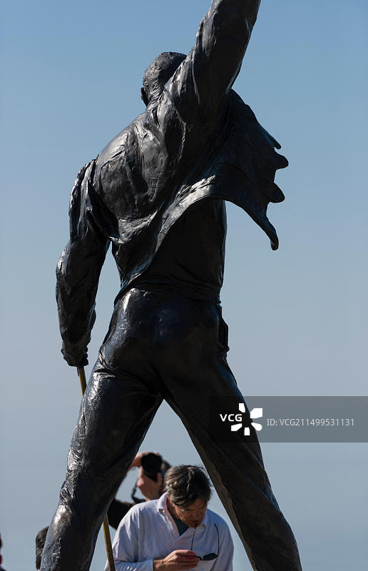 瑞士蒙特勒日内瓦湖湖畔，英国摇滚乐队皇后乐队已故歌手弗雷迪·默丘里雕像周围的游客图片素材