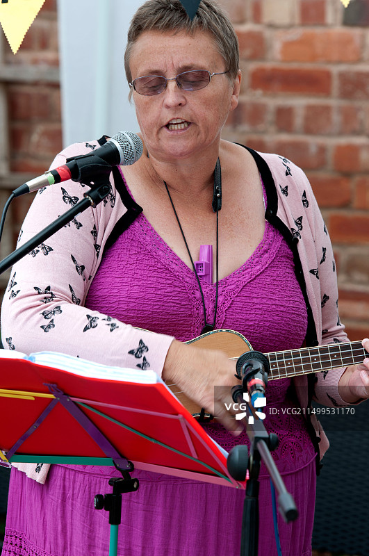 唱歌和弹尤克里里的女人图片素材