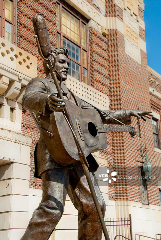 埃里克·卡波斯塔（2004年）创作的埃尔维斯·普雷斯利雕像，位于市政纪念礼堂和明星博物馆舞台前，埃尔维斯曾在此被介绍给图片素材