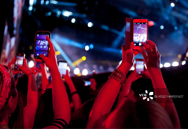 在音乐会上举起手机的手图片素材