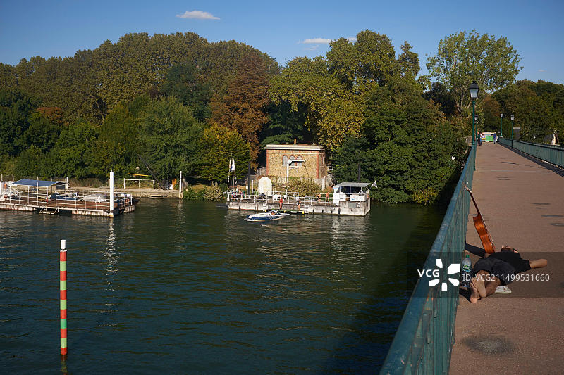 法国上塞纳省圣克卢从阿夫尔步行桥看到的塞纳河畔和布洛涅森林图片素材