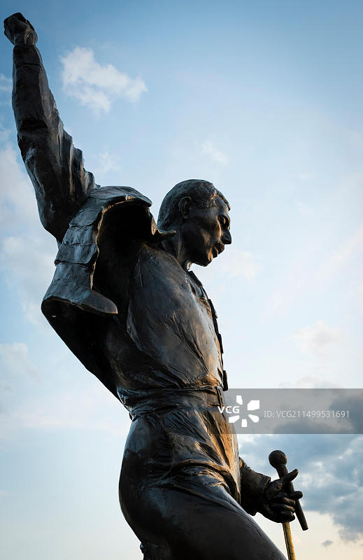 英国摇滚乐队皇后乐队已故歌手弗雷迪·默丘里雕像，位于瑞士蒙特勒日内瓦湖湖畔，2017年3月17日图片素材