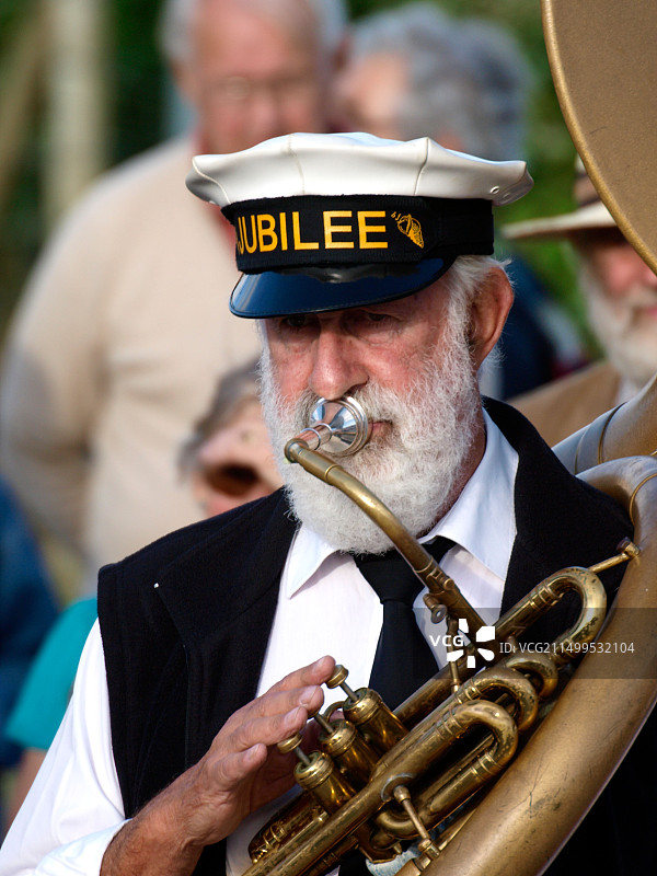 演奏爵士大号的乐手，英国康沃尔布德爵士音乐节图片素材