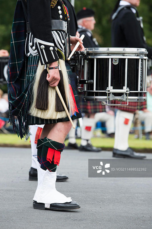 身穿苏格兰短裙、携带斯波兰的鼓手在弗洛尔斯城堡的大型管乐队中演奏，苏格兰凯尔索图片素材