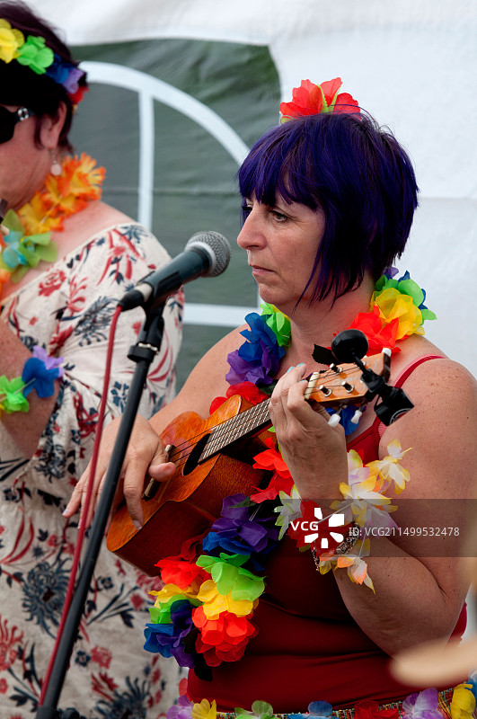 女子弹奏尤克里里图片素材