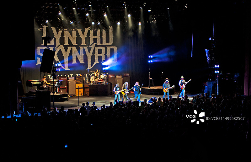 莱纳德·斯金纳德乐队音乐会舞台宽景，包含标志和乐队成员图片素材