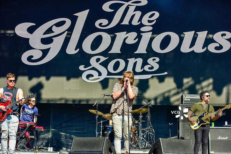 美国亚利桑那州坦佩市：2023年Innings音乐节第一天，光荣之子乐队在舞台上表演图片素材