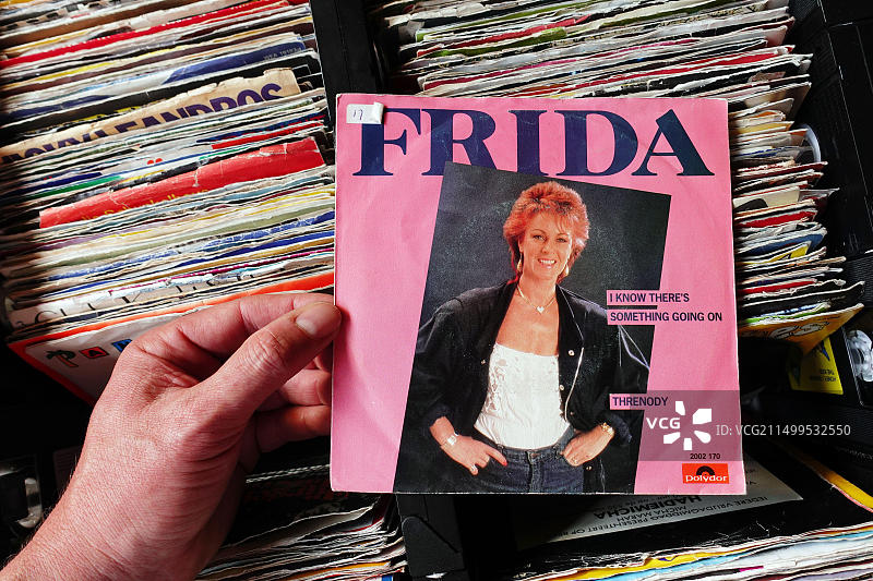 单曲：弗里达 - 我知道有事情发生图片素材